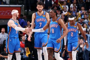 9体育-包含NBA季后赛集结日走向成谜，门兴格拉德巴赫防线松动，震撼外界，身体对抗强度拉满的词条